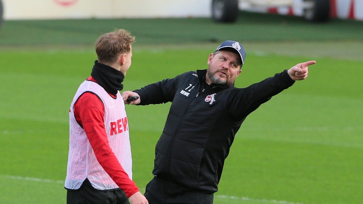 Ondrej Duda im Gespräch mit Steffen Baumgart beim Training des 1. FC Köln.