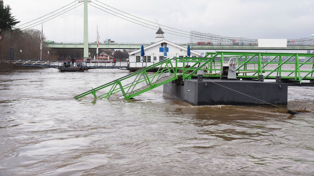 05.01.2022 Köln.
Hochwasser am Rheinufer.
Das hydraulische Hubtor in Rodenkirchen (Kirchstraße) wird ausgefahren.