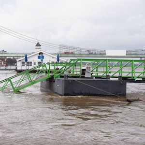 05.01.2022 Köln. Hochwasser am Rheinufer. Das hydraulische Hubtor in Rodenkirchen (Kirchstraße) wird ausgefahren.