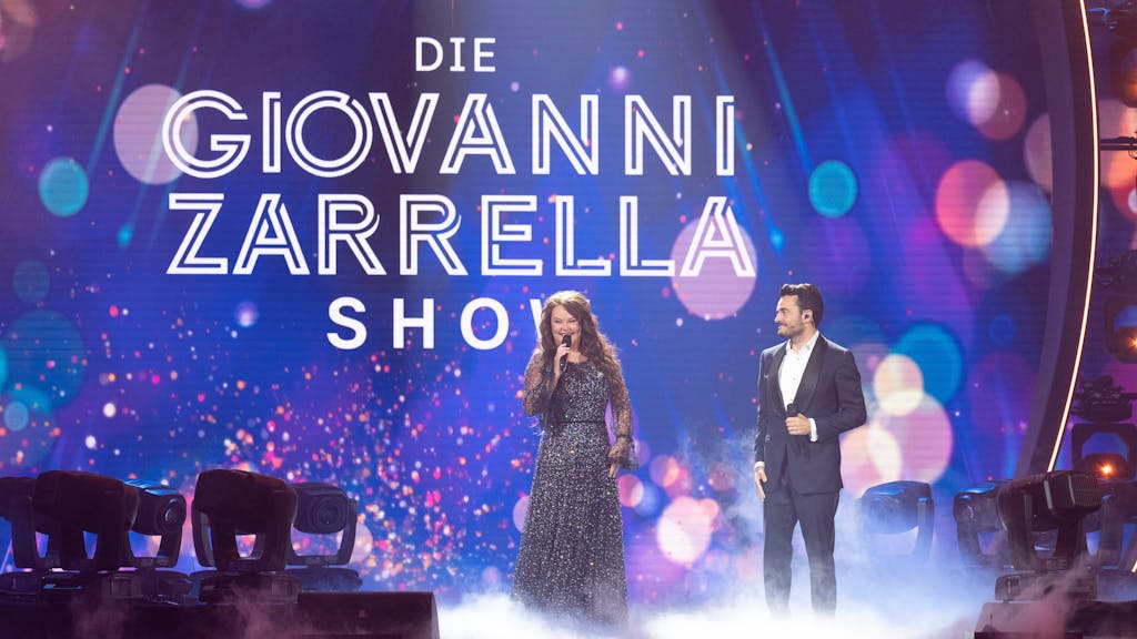 Die britische Sopranistin Sarah Brightman und der Sänger Giovanni Zarrella stehen in der "Giovanni Zarrella Show" gemeinsam auf der Bühne.&nbsp;