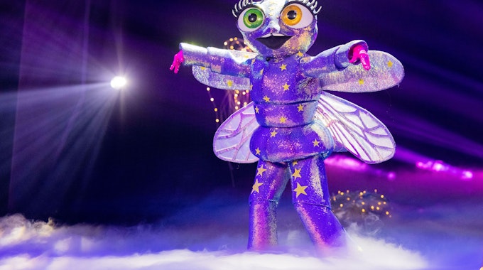 Die Figur „Das Glühwürmchen“ steht in der Prosieben-Show „The Masked Dancer“ auf der Bühne.