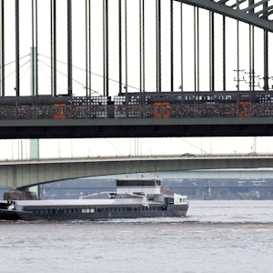 Ein Schiff fährt unter der Hohenzollernbrücke durch.