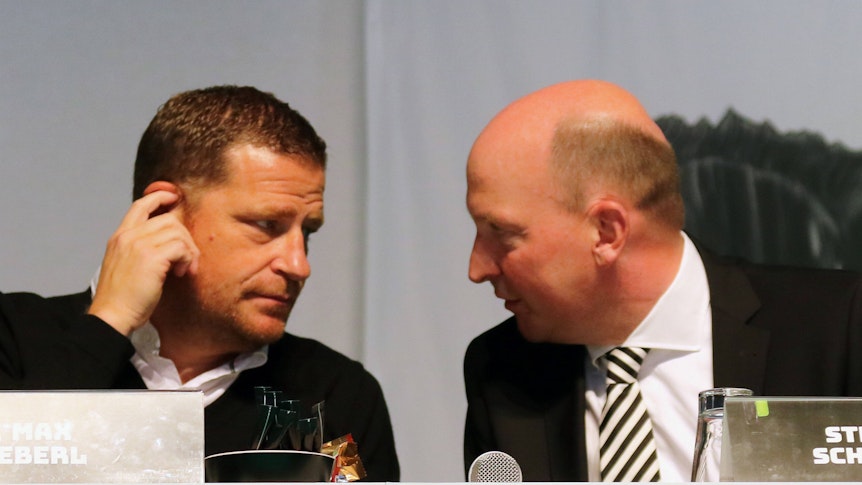 Sportdirektor Max Eberl (l.) und Geschäftsführer Stephan Schippers (r.) bei der Mitgliederversammlung von Fußball-Bundesligist Borussia Mönchengladbach am 10. August 2021 im Borussia-Park.