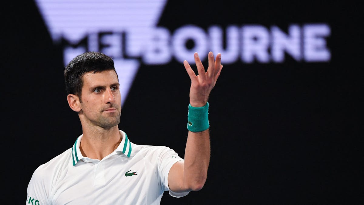 Tennis-Profi Novak Djokovic gestikuliert bei den&nbsp;Australian Open 2021 im Finalspiel gegen&nbsp;Daniil Medvedev.