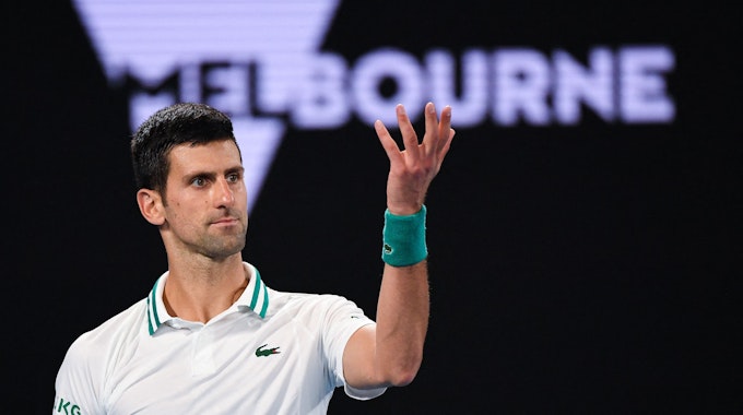 Tennis-Profi Novak Djokovic gestikuliert bei den Australian Open 2021 im Finalspiel gegen Daniil Medvedev.