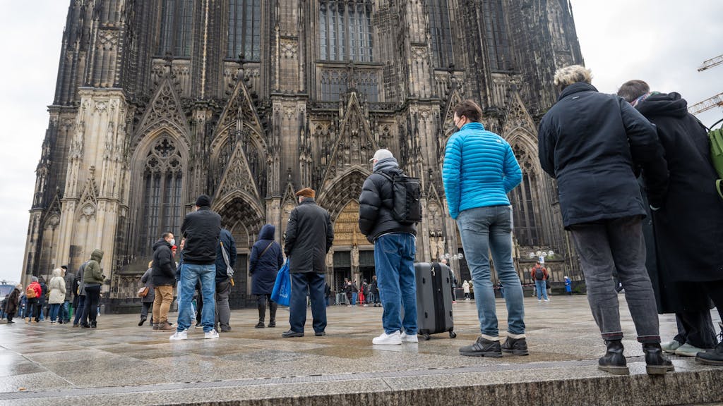 Köln: Menschenschlange vor dem Kölner Dom. An Heiligabend wird im Dom gegen das Coronavirus geimpft.