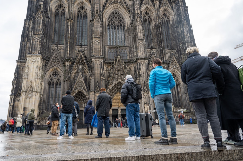 Köln: Menschenschlange vor dem Kölner Dom. An Heiligabend wird im Dom gegen das Coronavirus geimpft.