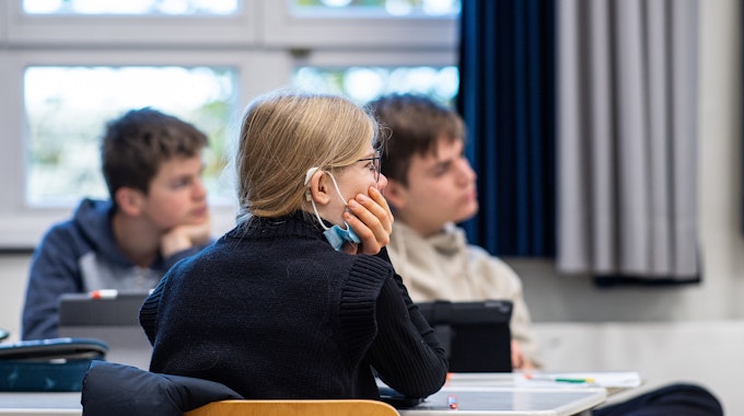 In der 9. Klasse der Gesamtschule in Münster hat eine Schülerin ihre Maske unter das Kinn gezogen.