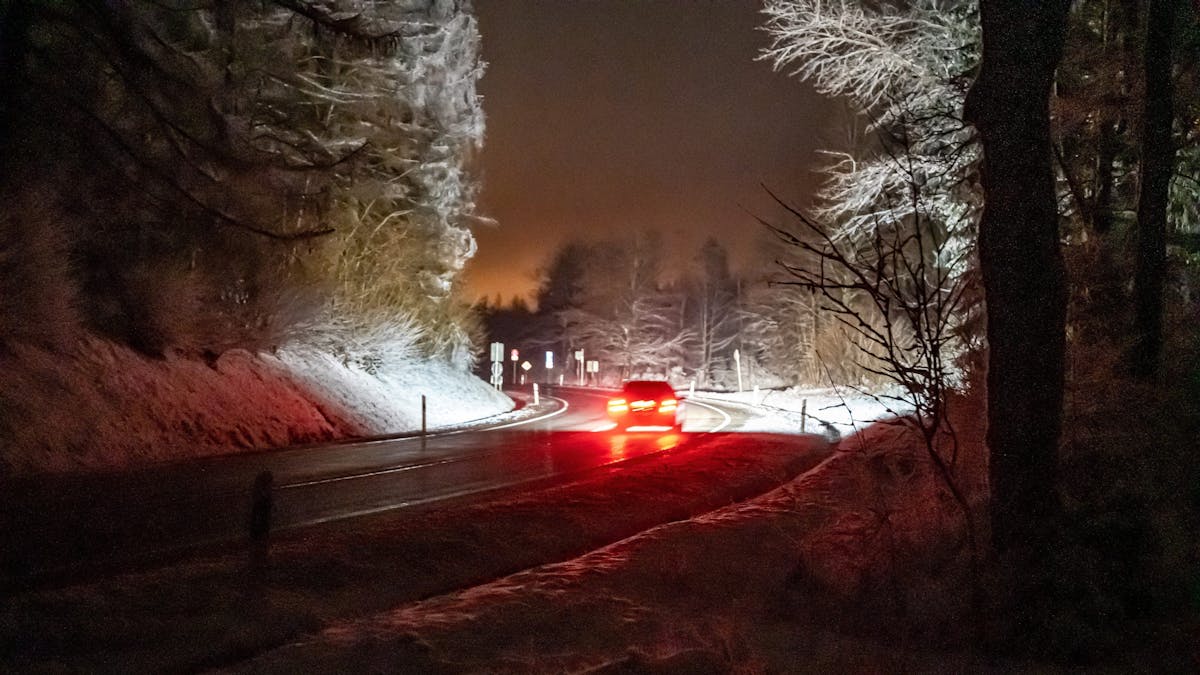 Schnee liegt am Straßenrand auf der Nordhelle im Sauerland.
