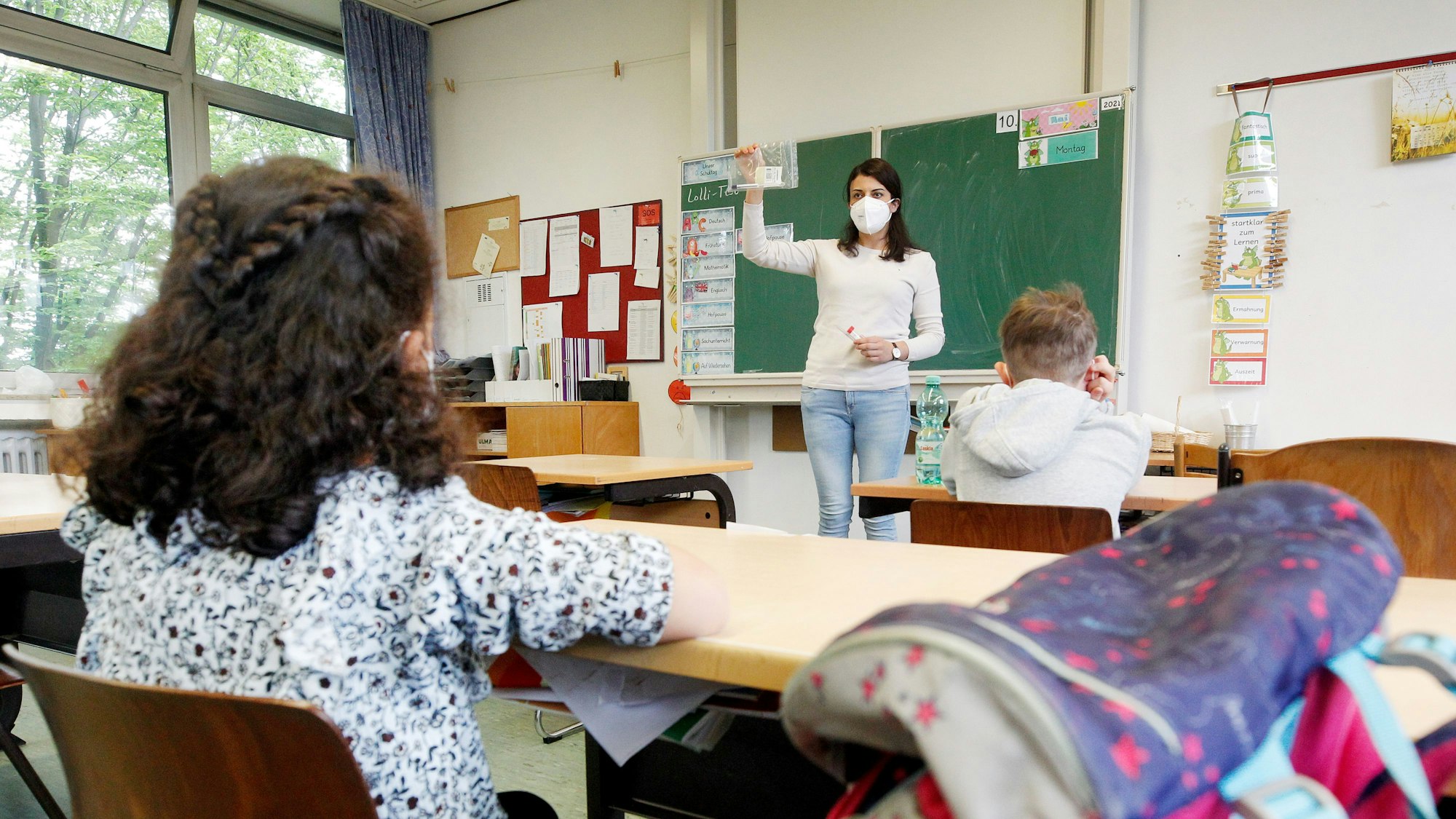 Nordrhein-Westfalen führt am Montag sogenannte Lolli-Tests flächendeckend an allen Grund- und Förderschulen ein.