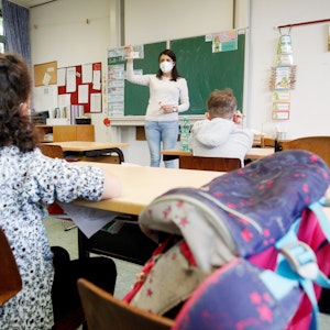 Nordrhein-Westfalen führt am Montag sogenannte Lolli-Tests flächendeckend an allen Grund- und Förderschulen ein.