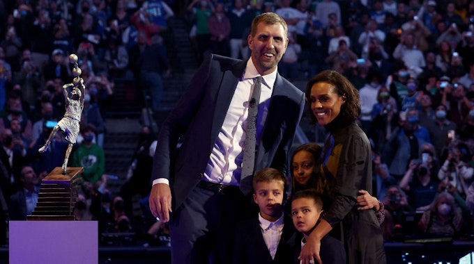 NBA-Ikone Dirk Nowitzki mit seiner Frau Jessica Olsson und ihren Kindern in der Halle der Dallas Mavericks bei seinem Jersey Retirement.
