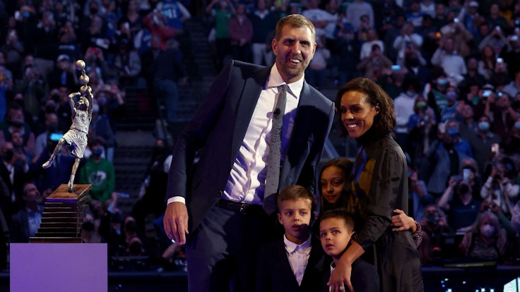 NBA-Ikone Dirk Nowitzki mit seiner Frau Jessica Olsson und ihren Kindern in der Halle der Dallas Mavericks bei seinem Jersey Retirement.