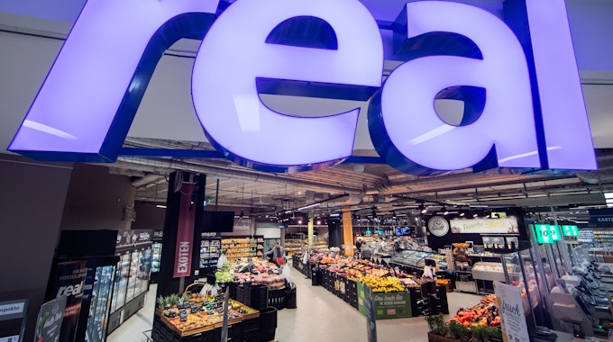 Die Supermarktkette Real verliert immer mehr Filialen: Jetzt werden noch neun große Standorte dicht gemacht. Der Blick in einen Real-Markt wurde am 11. Februar 2020 aufgenommen.