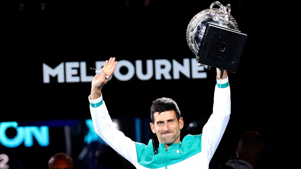 Novak Djokovic lässt sich nach dem Gewinn der Australian Open 2021 von den Fans feiern.