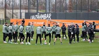Das Team von Borussia Mönchengladbach, hier bei einer Trainingseinheit am 29. Dezember 2021 im Borussia-Park, bildet einen Kreis und lauscht den Worten von Trainer Adi Hütter.