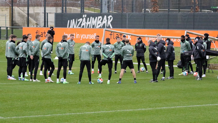 Das Team von Borussia Mönchengladbach, hier bei einer Trainingseinheit am 29. Dezember 2021 im Borussia-Park, bildet einen Kreis und lauscht den Worten von Trainer Adi Hütter.