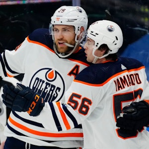 Eishockey-Star Leon Draisaitl (l) bejubelt mit Oilers-Mitspieler Teamkollegen Kailer Yamamoto (r) den Treffer des Deutschen gegen die Toronto Maple Leafs.