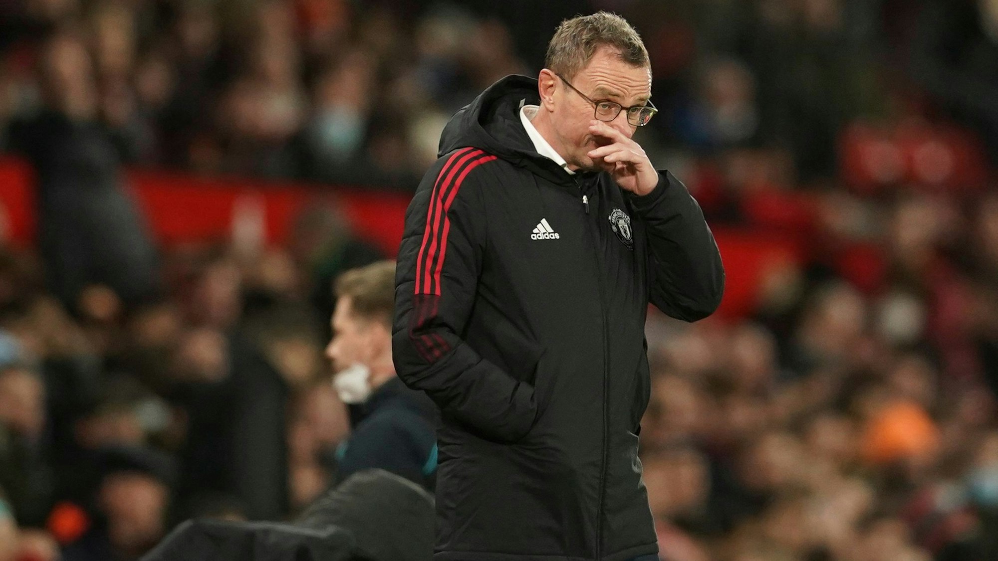 Ralf Rangnick, Trainer von Manchester United, reagiert am Spielfeldrand.