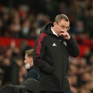 Ralf Rangnick, Trainer von Manchester United, reagiert am Spielfeldrand.