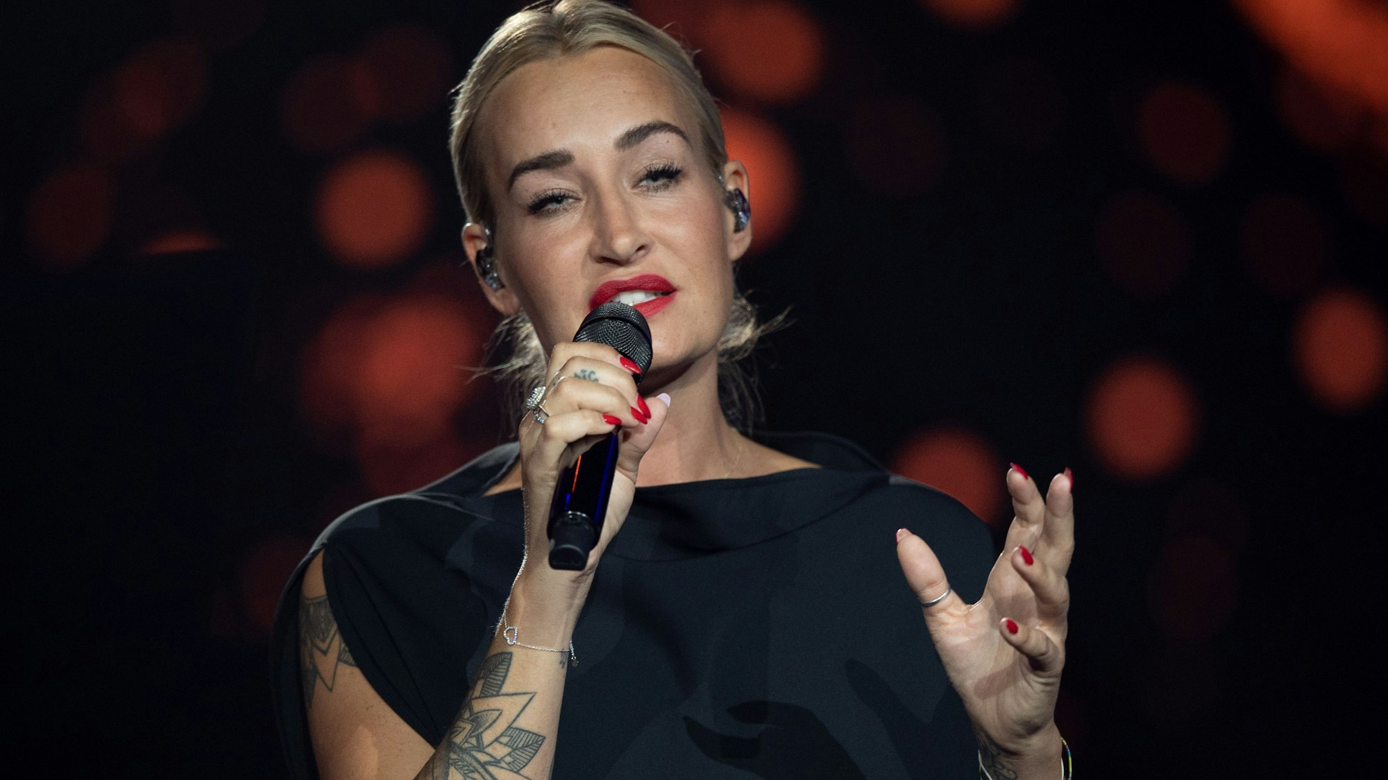Die deutsche Sängerin Sarah Connor steht auf der Bühne der ARD-Benefizgala in Leipzig. Der Benefiz-Abend zur Flutkatastrophe steht unter dem Motto „Wir halten zusammen!“ Das Foto entstand am 23. Juli 2021.