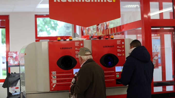 Kunden geben am 23. Mai 2013 in einem Penny-Markt in Köln (NRW) ihre Pfandflaschen und Leergut zurück. Seit dem 1. Januar 2022 gelten neue Pfandregelungen.