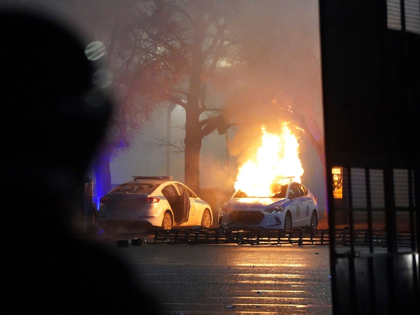 Ein Polizeiauto steht in Almaty in Flammen. Bei den Protesten in Kasachstan kommt es zu Gewalt, es gibt auch Tote.