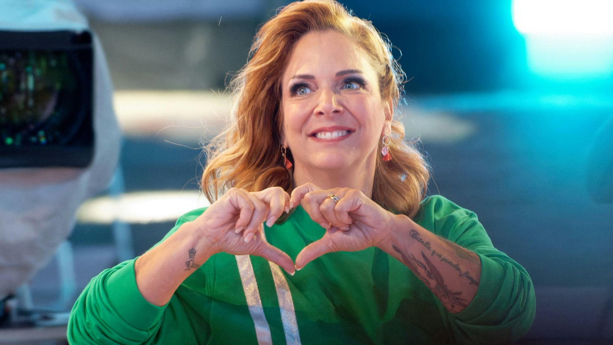 Die Teilnehmerin Danni Büchner zeigt bei der Auftaktsendung der Sat1 Fernsehshow Promi Big Brother2021 im Studio mit ihren Händen ein Herz. das Foto entstand am 6. August 2021.