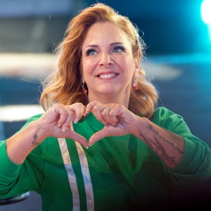 Danni Büchner zeigt bei der Auftaktsendung der Sat1-Fernsehshow „Promi Big Brother 2021“ im Studio mit ihren Händen ein Herz. Das Foto entstand am 6. August 2021.