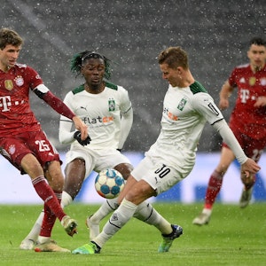 Thomas Müller im Spiel des FC Bayern gegen Borussia Mönchengladbach im Duell mit Nico Elvedi.