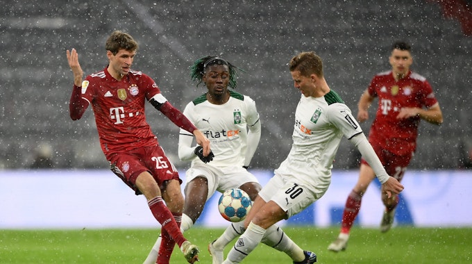 Thomas Müller im Spiel des FC Bayern gegen Borussia Mönchengladbach im Duell mit Nico Elvedi.