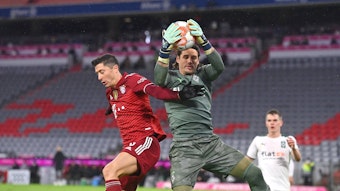 Gladbach-Keeper Yann Sommer (r.) im Duell mit Bayern-München-Stürmer Robert Lewandowski am 7. Januar 2022 in der Allianz-Arena. Sommer fängt den Ball.