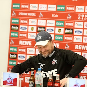 Steffen Baumgart auf der Pressekonferenz vor dem letzten Heimspiel gegen den VfB Stuttgart am 17. Dezember 2021.