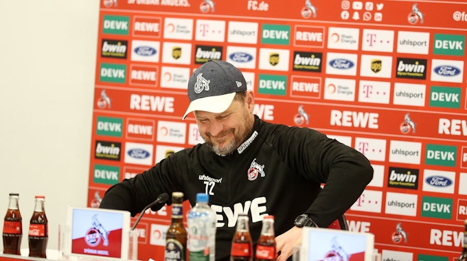 Steffen Baumgart auf der Pressekonferenz vor dem letzten Heimspiel gegen den VfB Stuttgart am 17. Dezember 2021.