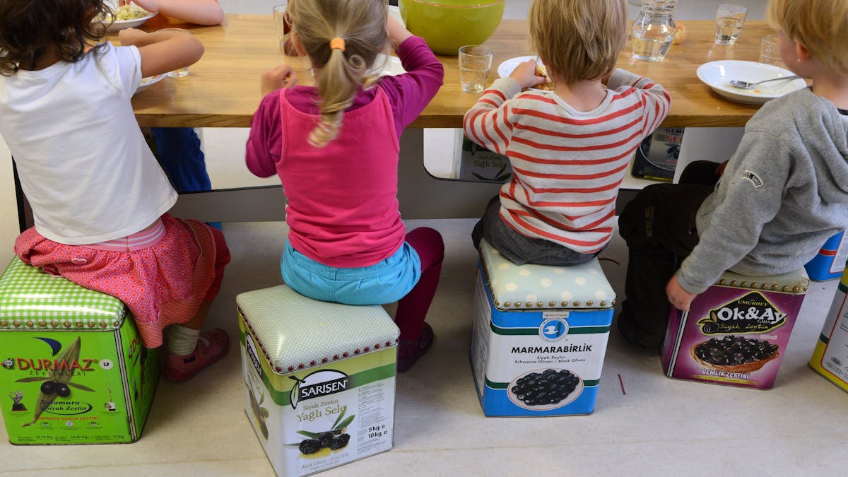 &nbsp;Im Buchkindergarten in Leipzig (Sachsen) sitzen die Kinder beim Mittagessen, aufgenommen am 20.06.2014.