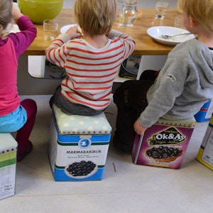 Im Buchkindergarten in Leipzig (Sachsen) sitzen die Kinder beim Mittagessen, aufgenommen am 20.06.2014.