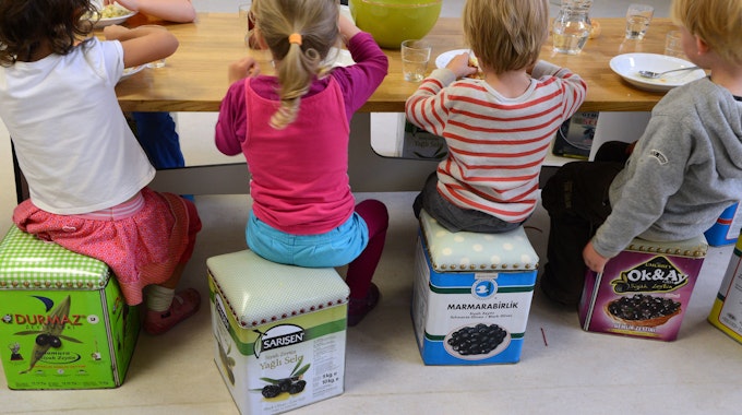 Im Buchkindergarten in Leipzig (Sachsen) sitzen die Kinder beim Mittagessen, aufgenommen am 20.06.2014.