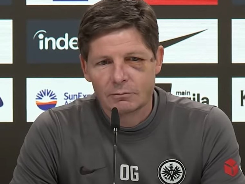 Oliver Glasner gibt bei Eintracht Frankfurt eine Pressekonferenz.