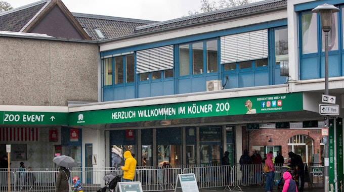 Köln: Der Haupteingang des Kölner Zoos bei Regenwetter.