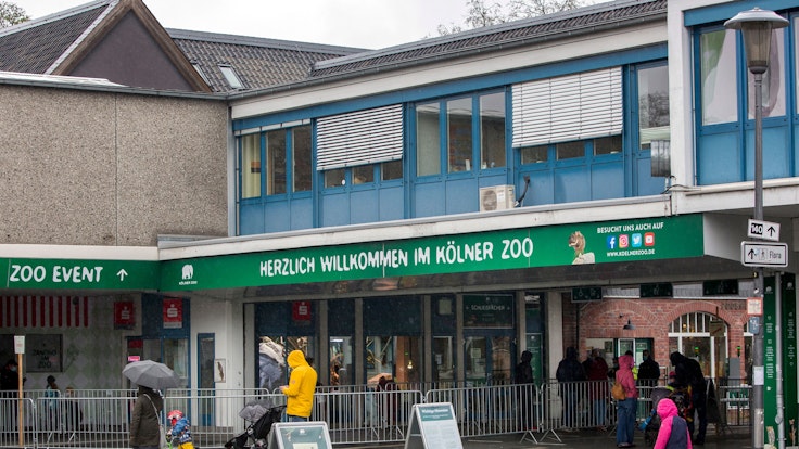 Köln: Der Haupteingang des Kölner Zoos bei Regenwetter.