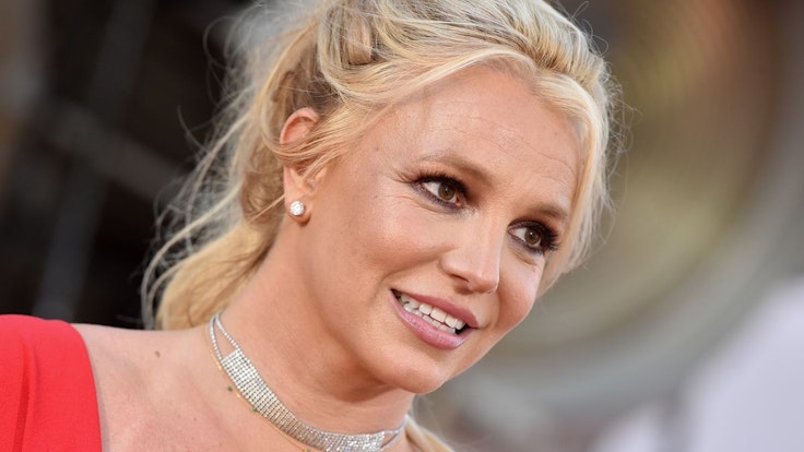 Britney Spears lächelt in die Kamera.