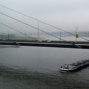 Autos fahren am 30.11.2012 über die Rheinkniebrücke in Düsseldorf.