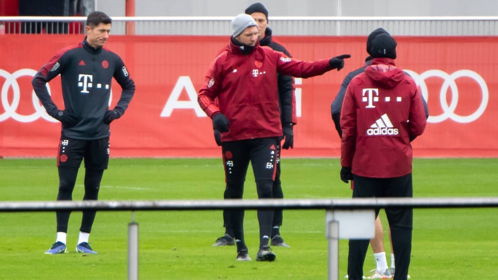Robert Lewandowski und Julian Nagelsmann stehen beim Training des FC Bayern München auf dem Platz.