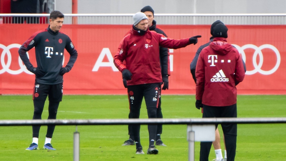 Robert Lewandowski und Julian Nagelsmann stehen beim Training des FC Bayern München auf dem Platz.