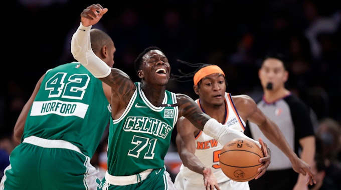 Dennis Schröder spielt mit den Boston Celtics gegen die New York Knicks.