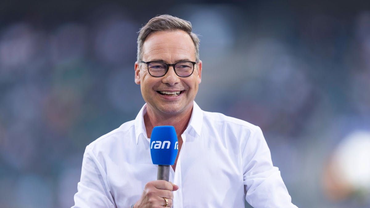 Matthias Opdenhövel moderiert eine Bundesliga-Übertragung bei Sat.1.