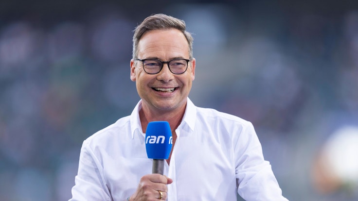 Matthias Opdenhövel moderiert eine Bundesliga-Übertragung bei Sat.1.