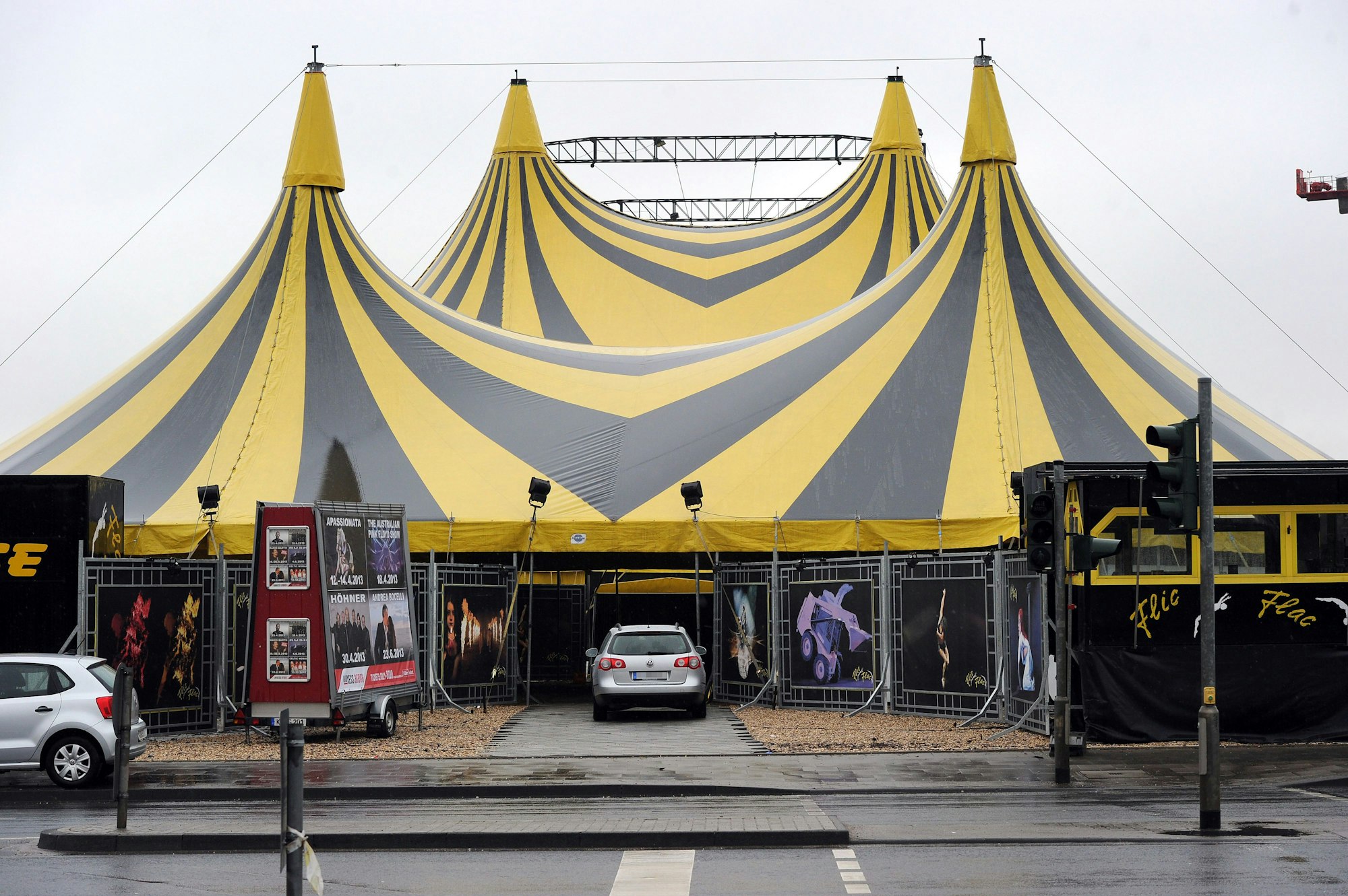 Schock für alle Beteiligten: Zwei Artisten des Zirkus Flicflac sind in NRW verletzt worden. Grund war ein Defekt. Unser Archivbild zeigt das Zelt im Jahr 2013.