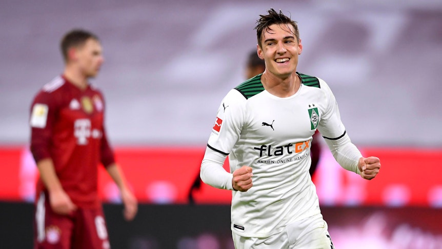 Florian Neuhaus jubelt in der Allianz-Arena. Der Nationalspieler von Borussia Mönchengladbach hat am Freitag (7. Januar 2022) mit der Fohlen-Elf den Rückrundenauftakt bei Bayern München mit 2:1 gewonnen. Neuhaus ball die Fäuste.