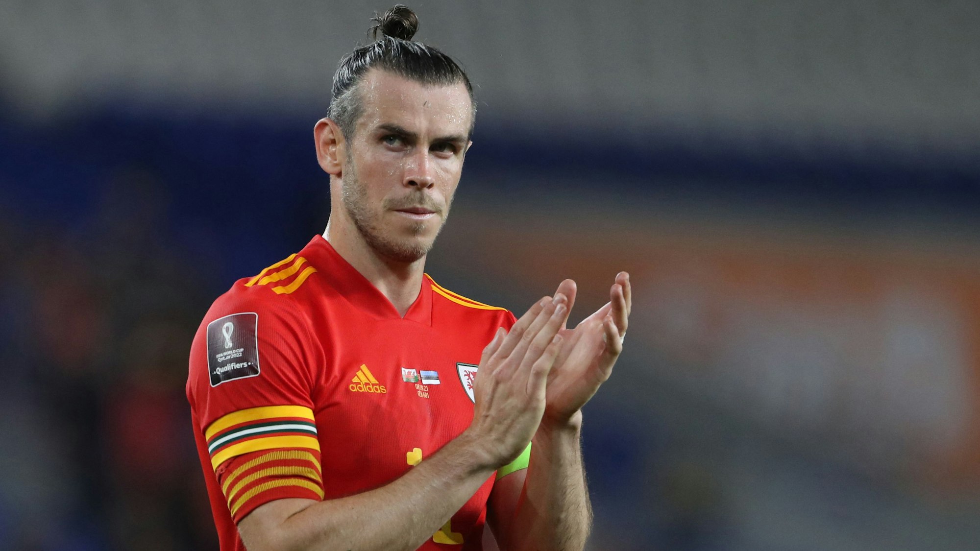 Gareth Bale klatscht im Spiel von Wales in die Hände.